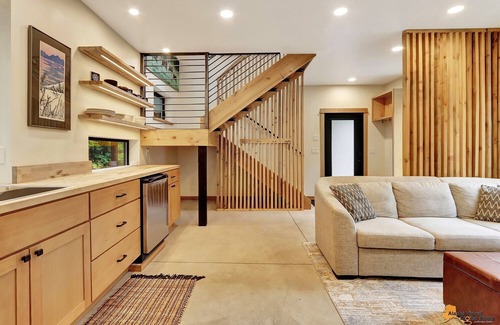 Alyeska Cabin | Beautiful Girdwood Cabin with Sauna & Steam Shower