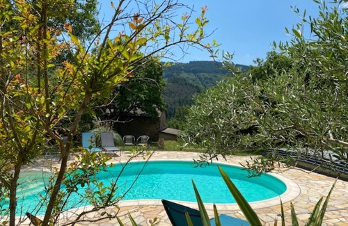 Connac House | Beautiful gîte with views and shared pool
