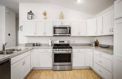Wildwood House | Beautiful Home + Golf Cart in Prime Location – Minutes from Brownwood, and More!
