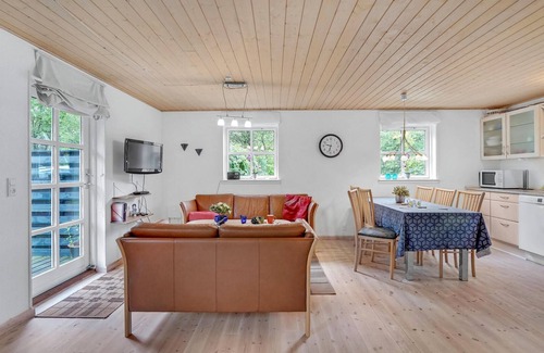 Skygge House | Beautiful home in Give with WiFi