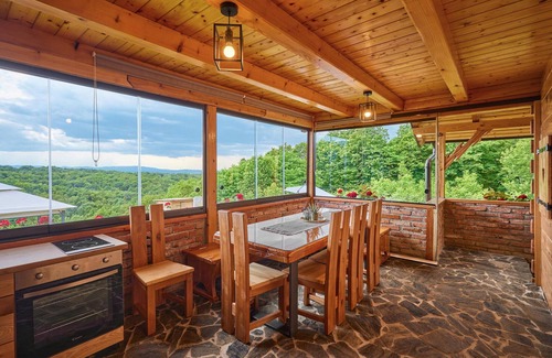 Jakovlje House | Beautiful home in Kraljev Vrh with WiFi