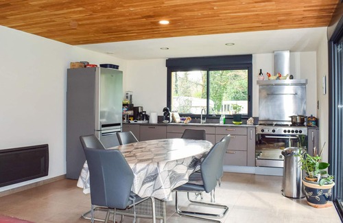 Pradines House | Beautiful home in Pradines with kitchen