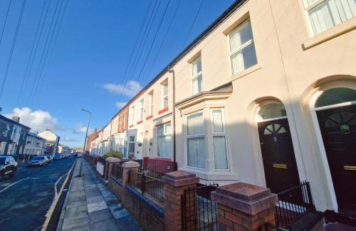 Everton Apartment | Beautiful home near LFC Stadium