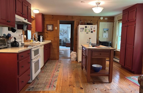 Arlington House | Beautiful home near Manchester and the Mountains -