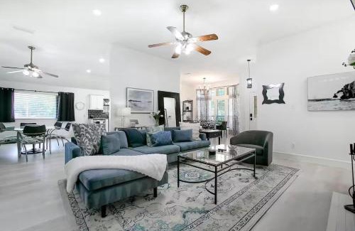 Lake Dallas House | Beautiful Home with Pool and Fire Pit