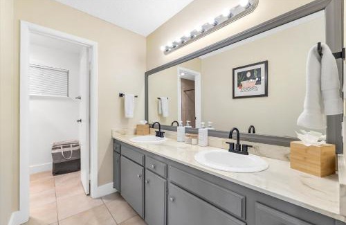 Paradise House | Beautiful home with spa and golf