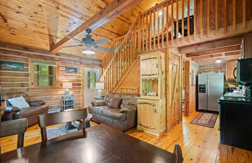 Birdseye Cabin | Beautiful Hot Tub Cabin Near Patoka Lake!