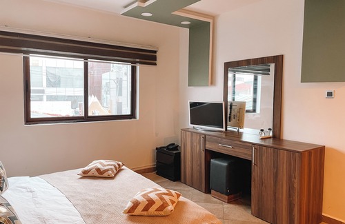 Labone Hotel | Beautiful hotel room in Osu