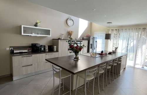 Laruscade Cottage | Beautiful house 170 m2, heated and covered swimming pool, jacuzzi, classified 4 stars.
