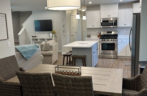 Miami Park House | Beautiful House/Close 2 Lake/Beachfront Access/Great for Families/Outdoor Space