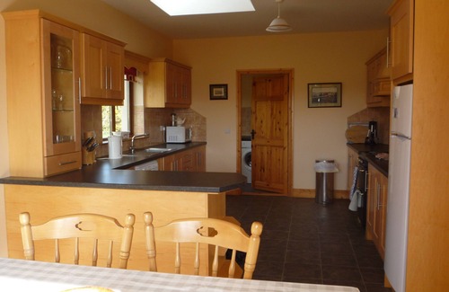 Emlaghmore Cottage | Beautiful house Short Walk from Reenroe Beach Ballinskelligs free WiFi