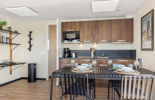 Nieuwpoort Boat Rental | Beautiful houseboat overlooking the water