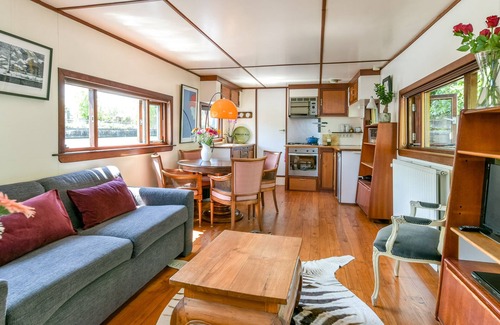 Plantage Boat Rental | Beautiful houseboat in Amsterdam City Centre