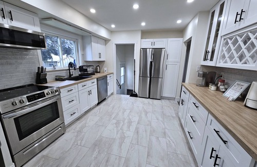 Kingston House | Beautiful Kingston House - 5 bedrooms, 2 Full bathrooms, 2 kitchens