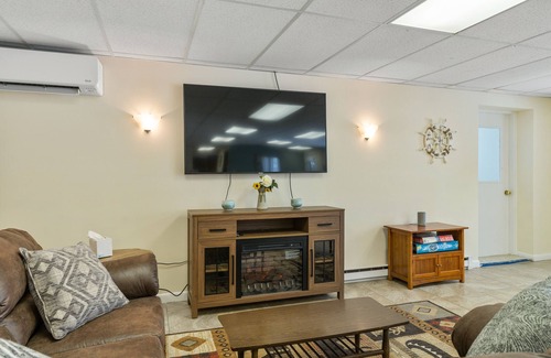 Litchfield House | Beautiful Lake Front Home