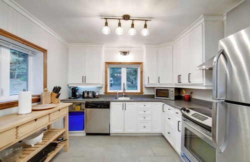 Baysville Cottage | Beautiful Lake of Bays Cottage w/310' Private Shoreline & All Day Sun!