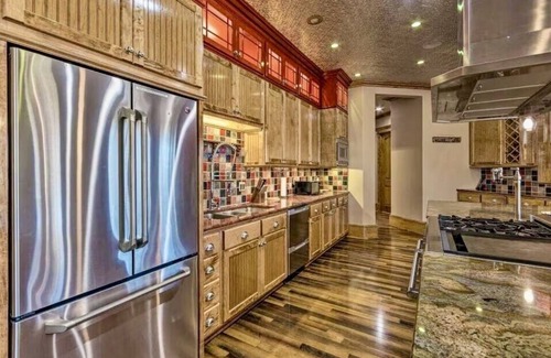 Drasco House | Beautiful Lakefront Home