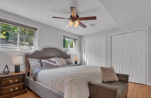 Central Frontenac House | Beautiful Lakeside 3 Bedroom Cottage