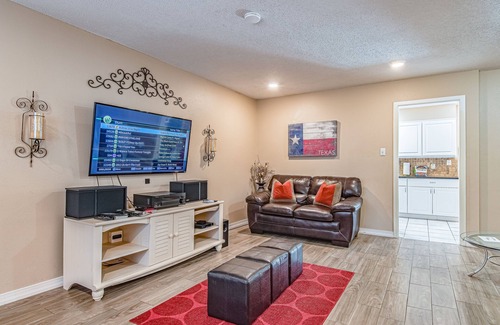 North San Antonio - SAT House | Beautiful location near the Airport, with good size POOL and KARAOKE