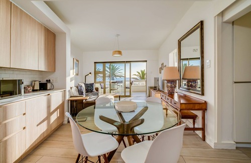 Sea Point Apartment | Beautiful Lock up & go w/Ocean Views (Sundowner Views)