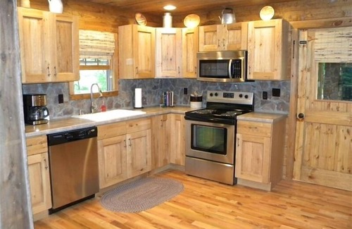 Abingdon Cabin | Beautiful Log Cabin - Minutes from Downtown Abingdon