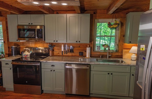 Burnsville Cabin | Beautiful log cabin with AC and WiFi in gorgeous Burnsville.