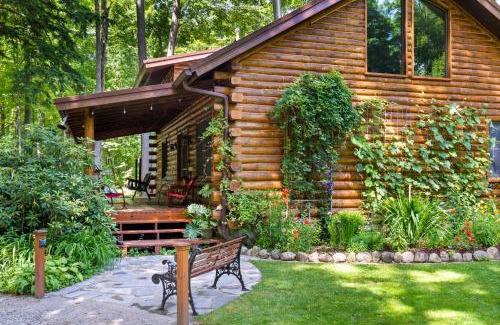 Interlochen House | Beautiful Log Cabin Wooded Lake Access Interlochen Arts Academy