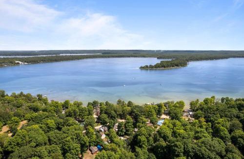 Interlochen House | Beautiful Log Cabin Wooded Lake Access Interlochen Arts Academy
