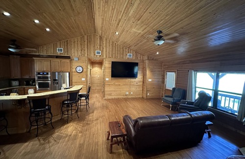 Cotton Gin Cabin | Beautiful Log Home on Lake Limestone. With a full house Back-up Generator.