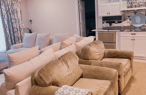 Culver Condo | Beautiful luxury family condo on the lake! Mins from Downtown!