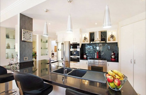 Bundall House | Beautiful, Luxury, Water Front with Pool House (close to all amenities)