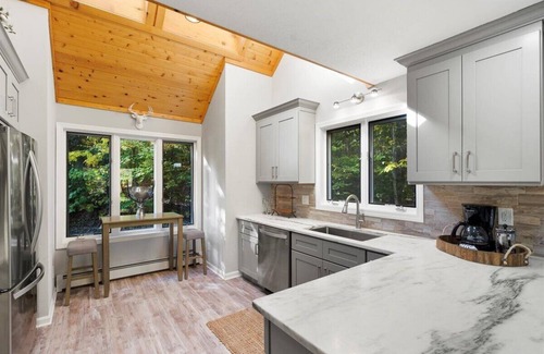 Stratton and Bromley Ski Areas Ski Chalet | Beautiful Manchester VT Mountain Retreat w/Hot Tub