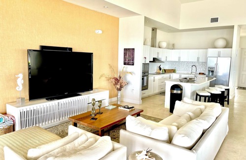 Alice Town House | Beautiful Marina View Estate