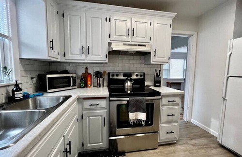 Ottawa House | Beautiful modern home near Toledo Hospital & UT