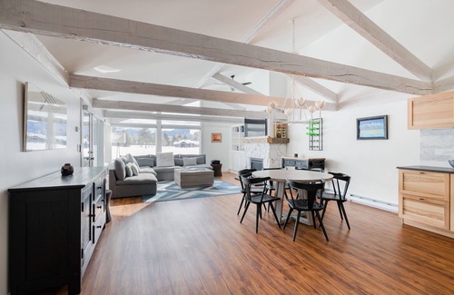 Jackson Hole House | Beautiful, modern townhome next to the golf course with WiFi and full kitchen