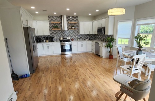 Clintondale Villa | Beautiful modern villa with pool suana hot tub.