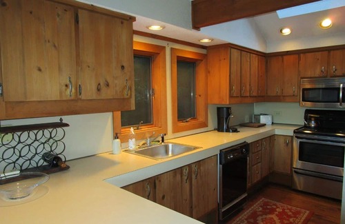 Plymouth House | Beautiful Mountain Getaway for Skiing