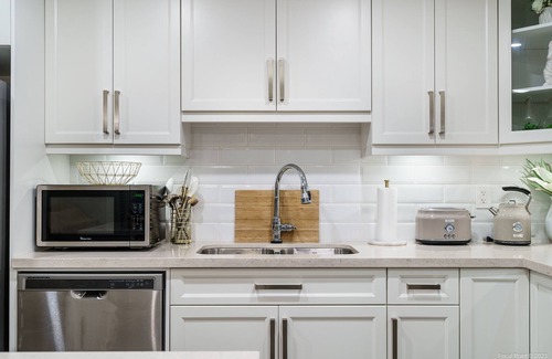 Agassiz House | Beautiful Mountain Views 3 bedroom, 2 bathroom guest suite w/hot tub & Sauna