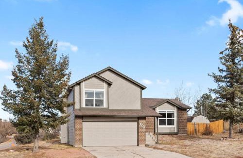 Monument House | Beautiful Mountain Views Close to Hiking Trails
