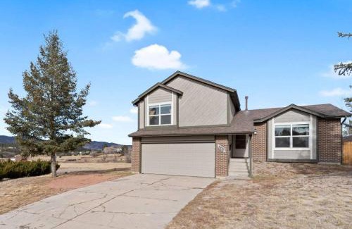 Monument House | Beautiful Mountain Views Close to Hiking Trails