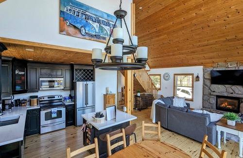 Bala Cottage | Beautiful Muskoka Cottage. Hot tub. Privacy. Stunning Views. Sandy Beach.