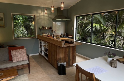 Matakana Cottage | Beautiful native bush retreat