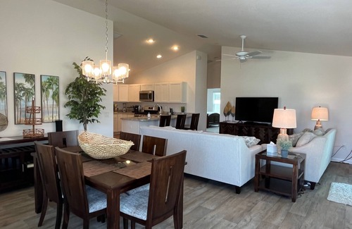 Wildwood House | Beautiful New 2/2 Pet-Friendly Villa w/Golf Cart, BBQ, & WiFi!