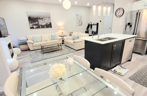 Cambridge House | Beautiful & New 3 Bedroom Home – King bed - 2 Parking - 5 Mins of Hwy 401