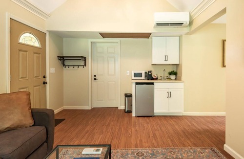Paoli Cottage | Beautiful New Cottage w/Endless Hilltop Views