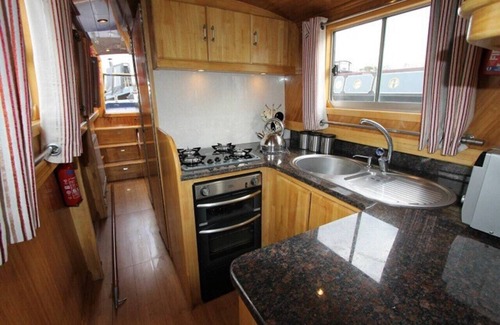 Cambridge City Centre Boat Rental | Beautiful New Moon Narrowboat