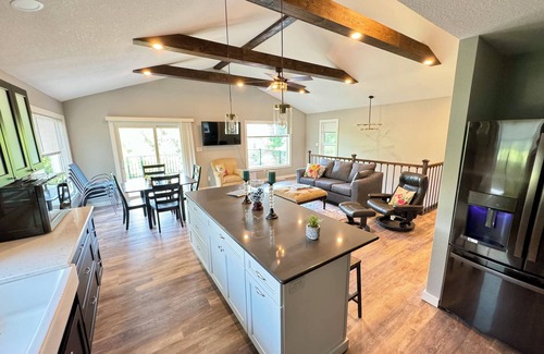 Lansing House | Beautiful, newly renovated 3 bedroom home on the Mississippi River.