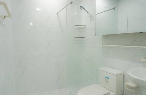 San Roque Apartment | Beautiful One- Bedroom Unit across PauPau Beach