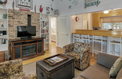 Seaside House | Beautiful Original Seaside Cottage + Swim & Tennis Club: Sleeps 6