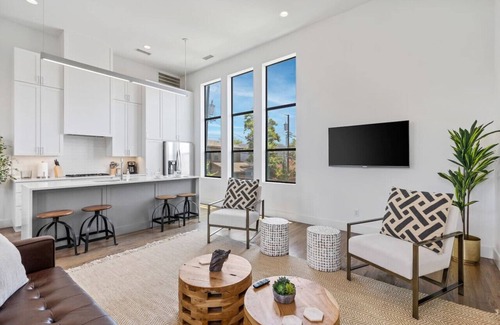 Knox - Henderson House | Beautiful Perfectly Located Deluxe 2 Bed Townhome
